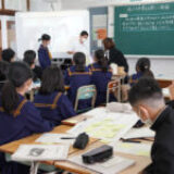 那覇市松島中学校にて「衣服から考えるSDGs学習と緑化活動 」を実施しました